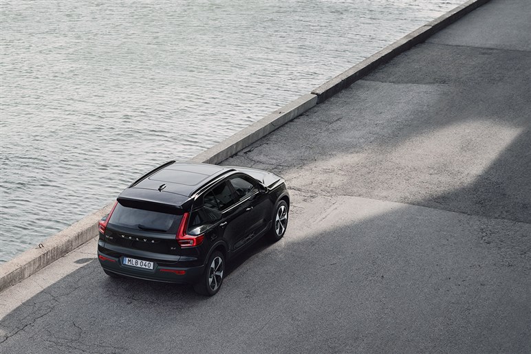 ボルボ「XC40」にお手頃価格の新モデル「エッセンシャルB3」を追加。装備変更でエントリーグレードは50万円引きに