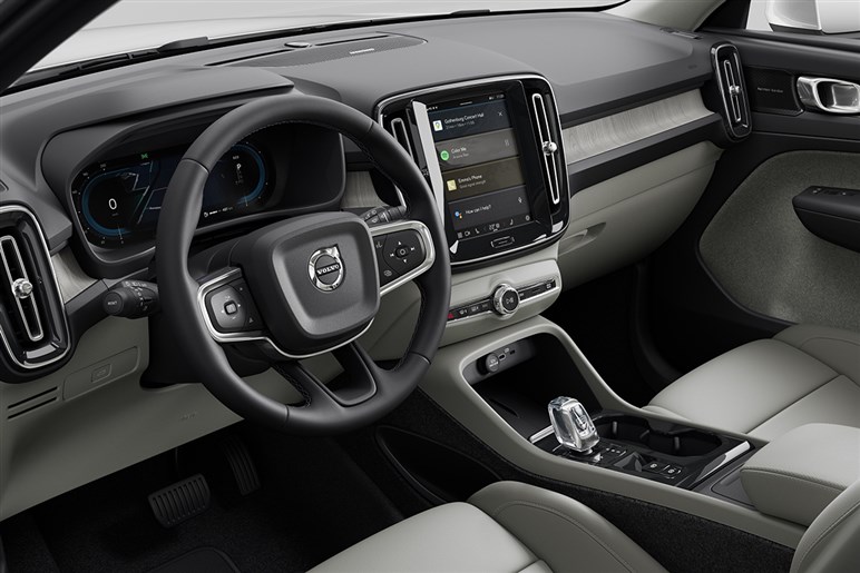 ボルボ「XC40」にお手頃価格の新モデル「エッセンシャルB3」を追加。装備変更でエントリーグレードは50万円引きに
