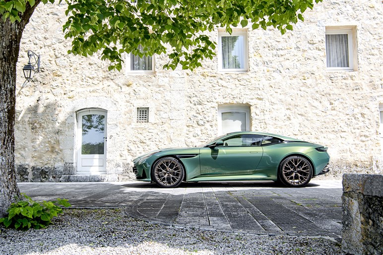 【720馬力超えのモンスター爆誕？】アストンマーティン「DB12」の“Sモデル”がマジで化け物…キミは戦闘機か？