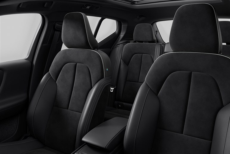 ボルボ「XC40」にお手頃価格の新モデル「エッセンシャルB3」を追加。装備変更でエントリーグレードは50万円引きに
