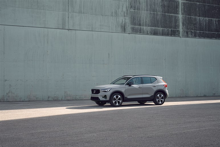 ボルボ「XC40」にお手頃価格の新モデル「エッセンシャルB3」を追加。装備変更でエントリーグレードは50万円引きに