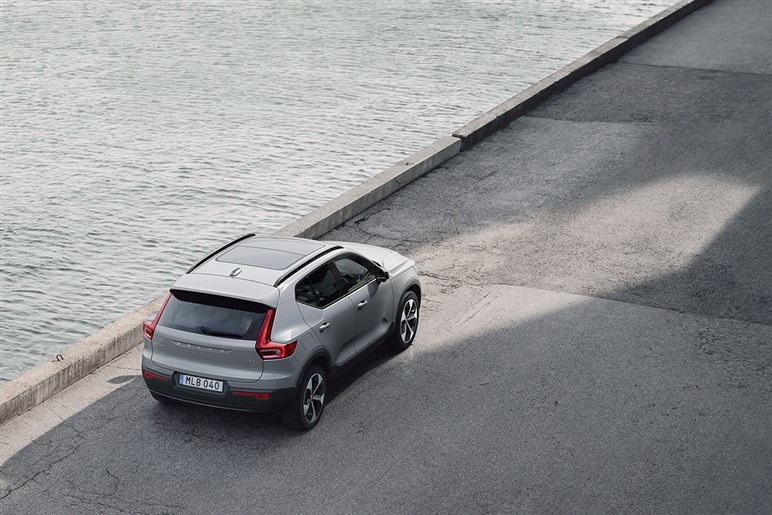 ボルボ「XC40」にお手頃価格の新モデル「エッセンシャルB3」を追加。装備変更でエントリーグレードは50万円引きに
