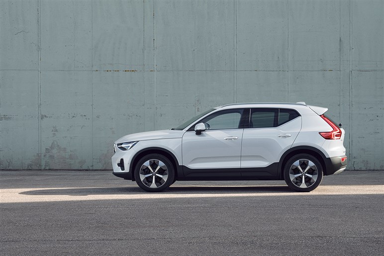 ボルボ「XC40」にお手頃価格の新モデル「エッセンシャルB3」を追加。装備変更でエントリーグレードは50万円引きに