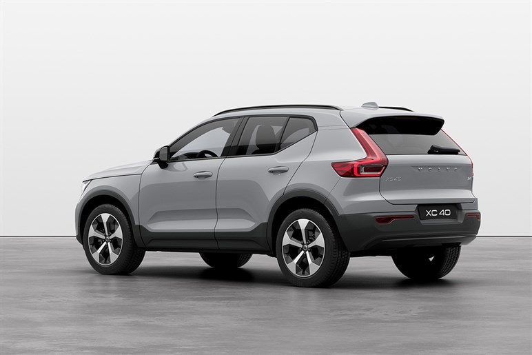 ボルボ「XC40」にお手頃価格の新モデル「エッセンシャルB3」を追加。装備変更でエントリーグレードは50万円引きに