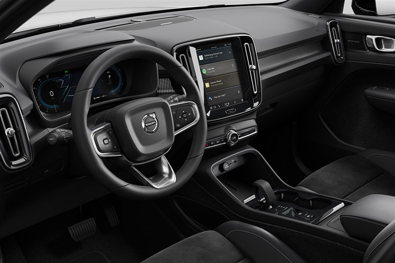 ボルボ「XC40」にお手頃価格の新モデル「エッセンシャルB3」を追加。装備変更でエントリーグレードは50万円引きに