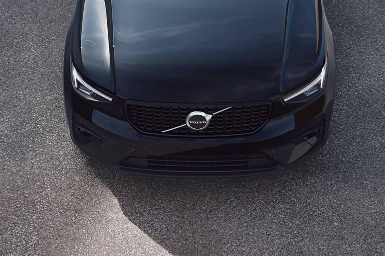ボルボ「XC40」にお手頃価格の新モデル「エッセンシャルB3」を追加。装備変更でエントリーグレードは50万円引きに