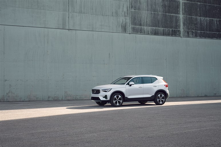 ボルボ「XC40」にお手頃価格の新モデル「エッセンシャルB3」を追加。装備変更でエントリーグレードは50万円引きに