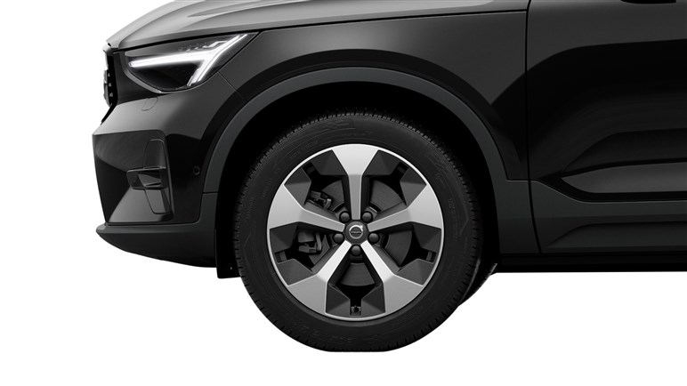 ボルボ「XC40」にお手頃価格の新モデル「エッセンシャルB3」を追加。装備変更でエントリーグレードは50万円引きに