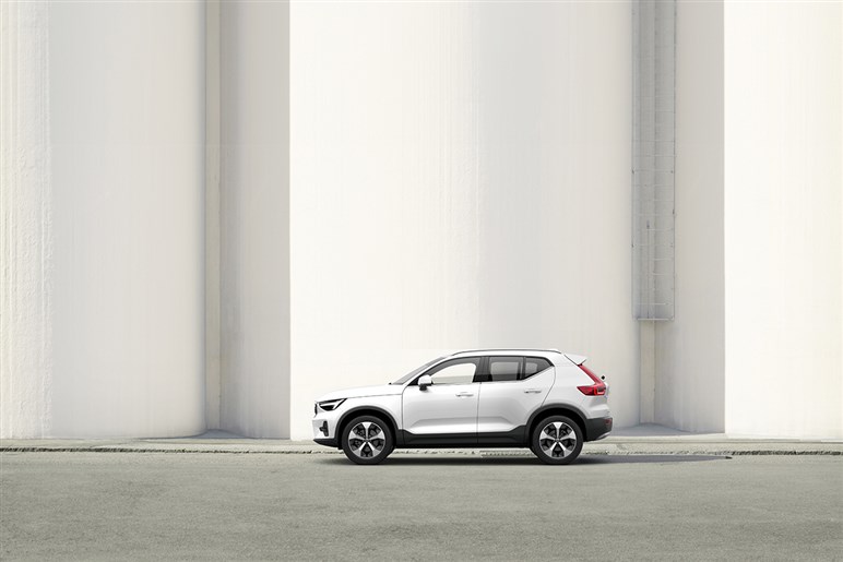 ボルボ「XC40」にお手頃価格の新モデル「エッセンシャルB3」を追加。装備変更でエントリーグレードは50万円引きに