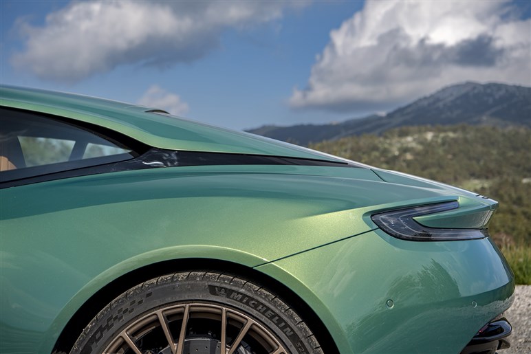 【720馬力超えのモンスター爆誕？】アストンマーティン「DB12」の“Sモデル”がマジで化け物…キミは戦闘機か？
