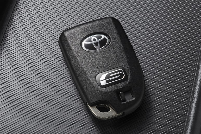 「アルファード」田原工場生産移管で新型「ハイエース」は27年末に登場か。BEV化は必至、現行モデル併売も？