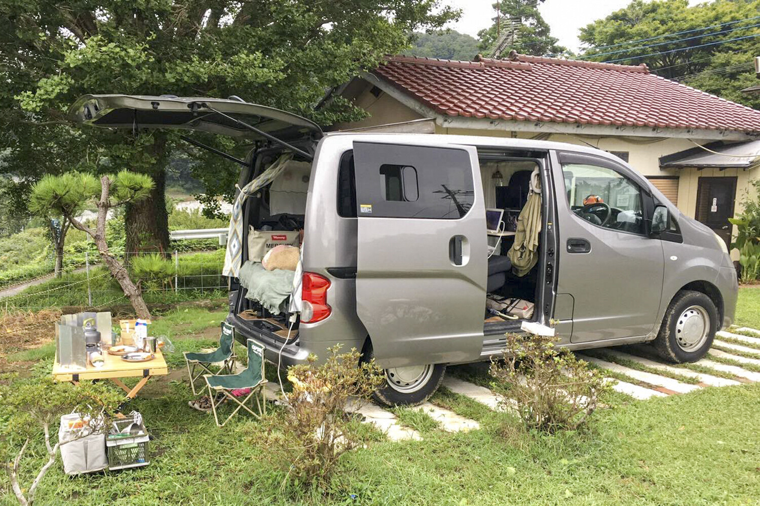 80万円の日産「NV200バネット」や「キャラバン」で車中泊キャンプを満喫！ 一瞬でどハマリしたキャンプ好きが語るバンライフの魅力