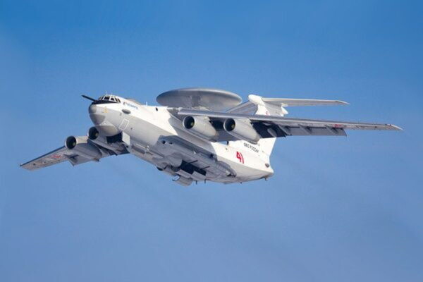 ロシア空軍の「超貴重な機体」に“刺客”が迫る 攻撃の瞬間を捉えた映像が公開 胴体上部に「巨大な円盤」