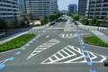 ゼブラゾーンを走ると交通違反になる？ 駐停車はOK？ そのルールや注意点を解説。