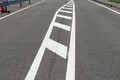ゼブラゾーンを走ると交通違反になる？ 駐停車はOK？ そのルールや注意点を解説。