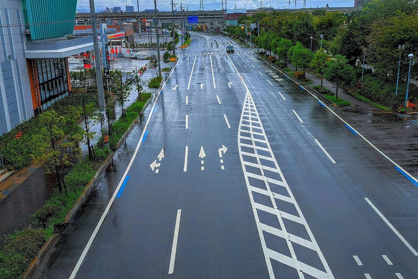 ゼブラゾーンを走ると交通違反になる？ 駐停車はOK？ そのルールや注意点を解説。
