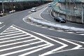ゼブラゾーンを走ると交通違反になる？ 駐停車はOK？ そのルールや注意点を解説。