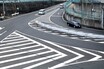 ゼブラゾーンを走ると交通違反になる？ 駐停車はOK？ そのルールや注意点を解説。