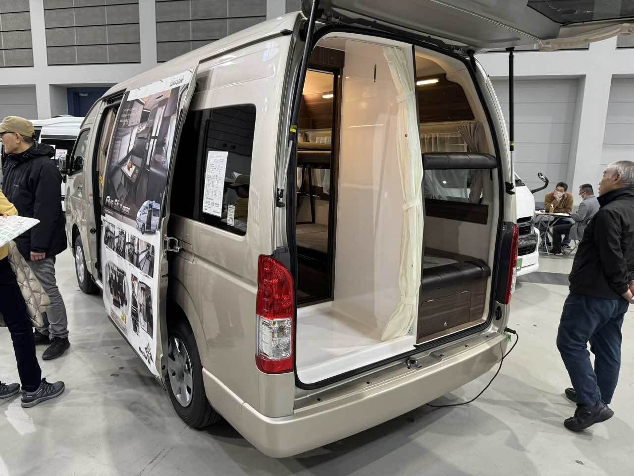 車の中にシャワー室が！？ トヨタ ハイエースがベースの