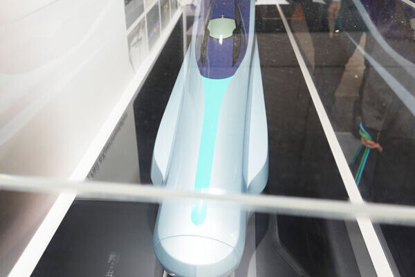 アタマが2種類ある「アルファX」新幹線高速試験車 「次の新幹線に近い」のはどっち？ 鉄道技術展で聞いた