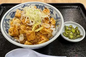 結構本格的!?　大黒ジャンクション内でいただくピリリと辛い「四川風麻婆丼」　バイクで行く高速道路グルメ