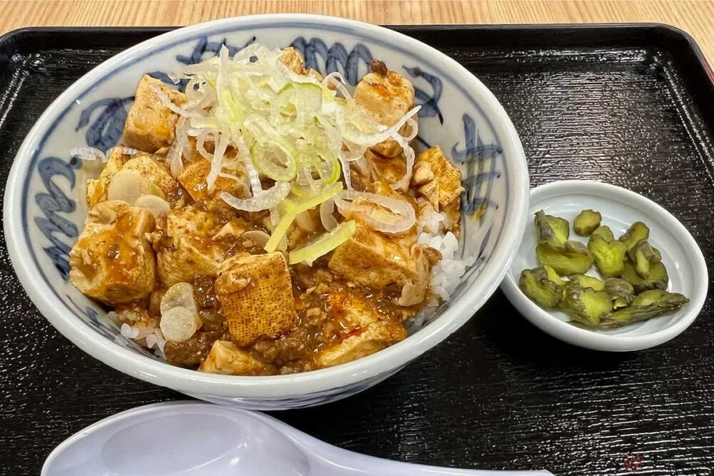 結構本格的!?　大黒ジャンクション内でいただくピリリと辛い「四川風麻婆丼」　バイクで行く高速道路グルメ