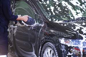 その拭き方、愛車が泣いています... “黄砂”襲来でボディにシミが！ カーディーラーに聞いた 知って得する正しい洗車術とは