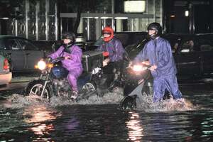 ゲリラ豪雨でバイクが水没！「エンジンをかけようとすることは絶対に避けるべき」専門家が警告する初期対応の鍵