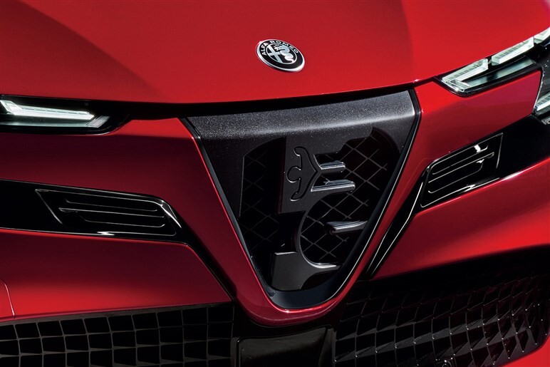 アルファロメオ久々の新型「ジュニア」はなぜ安いのか。価格も真っ向勝負「LBX」とどっちがお得感が高い？