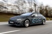 SクラスのEV版「メルセデス・ベンツ EQS」に乗った！ その高級感はテスラなどのライバルを圧倒している