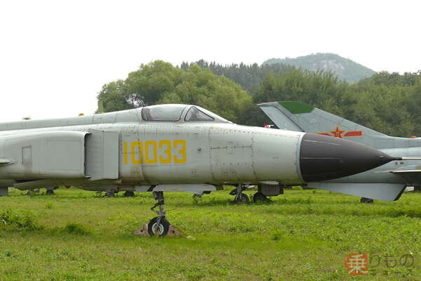 「中国初の独自開発戦闘機」どんなもの？ 「これでもか！」というほど時代に翻弄された機体の経緯とは