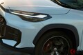 トヨタ新型「カローラクロス」に大反響！ “日本初”の「画期的なアイテム」に「いいアイデア！」「全車に付けて！」の声も！ “光る矢印”で行き先示す「スゴいウインカー」に注目集まる！