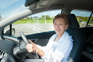 高齢者に運転免許証を返納させるために必要な説得材料は？