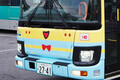 「ふなっしー」バスに降臨！ 船橋新京成バスがフルラッピング車 ナンバーも語呂合わせ “習志野営業所”のバスだけど