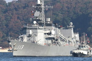 護衛艦の「巨大な主砲」が宙に浮いた！「海自初」を何度も成し遂げた“名艦”の珍しい画像が公開