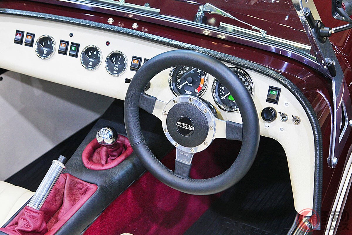 660ccで「800万円」オーバー！ 斬新「2人乗りスポーツカー」が凄い！ スズキエンジン搭載×クラシックデザインを採用！ 地を這う“軽量ボディ”の「ケータハム セブン」シリーズとは