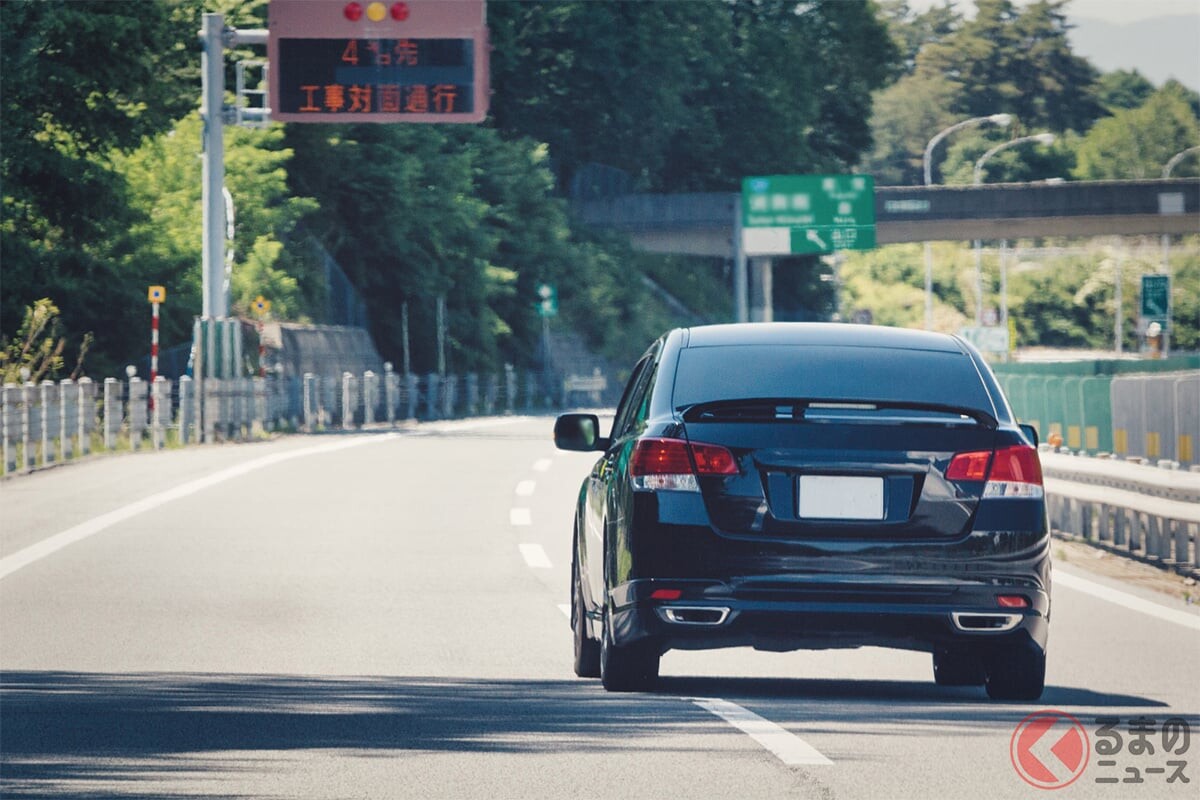 「左は空いているのに…」高速道路で“右車線キープ”のドライバーに「不満の声」続出！ 取締り件数は“4万件”超！ サンデードライバーがやりがちな「追い越し車線」走行で発生する問題とは？