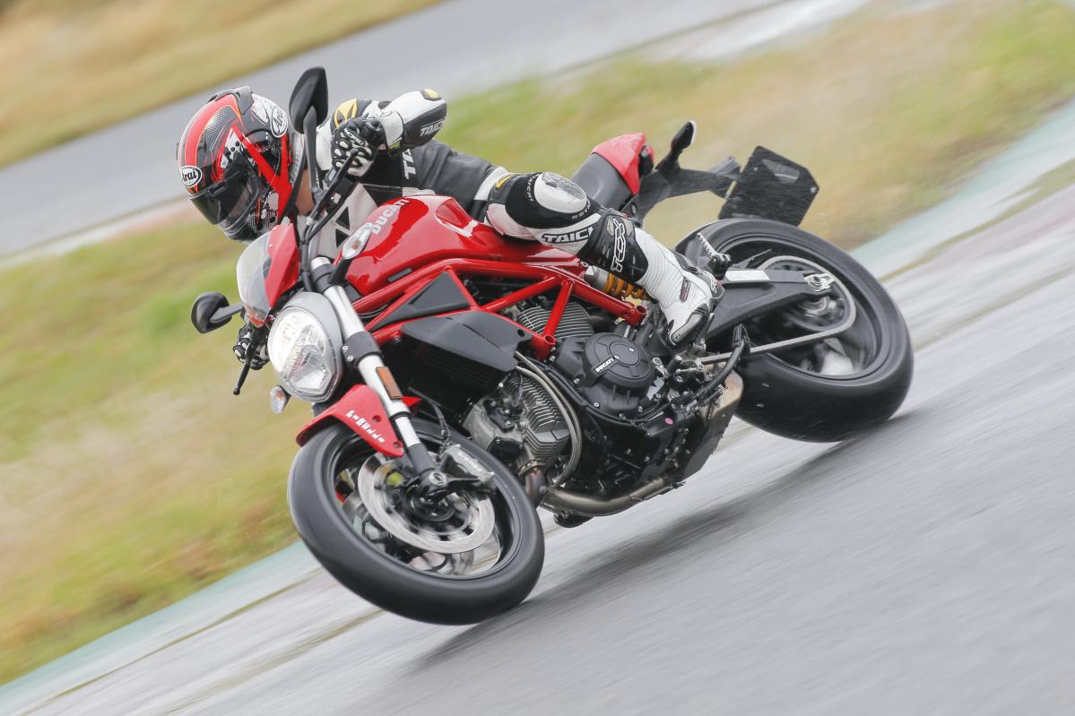 Ducati Monster 797 試乗 新世代にはもはやネオクラ 90年代 ドゥカティに新風を吹き込んだモンスター その最新型の走りは Motorfan 自動車情報サイト 新車 中古車 Carview