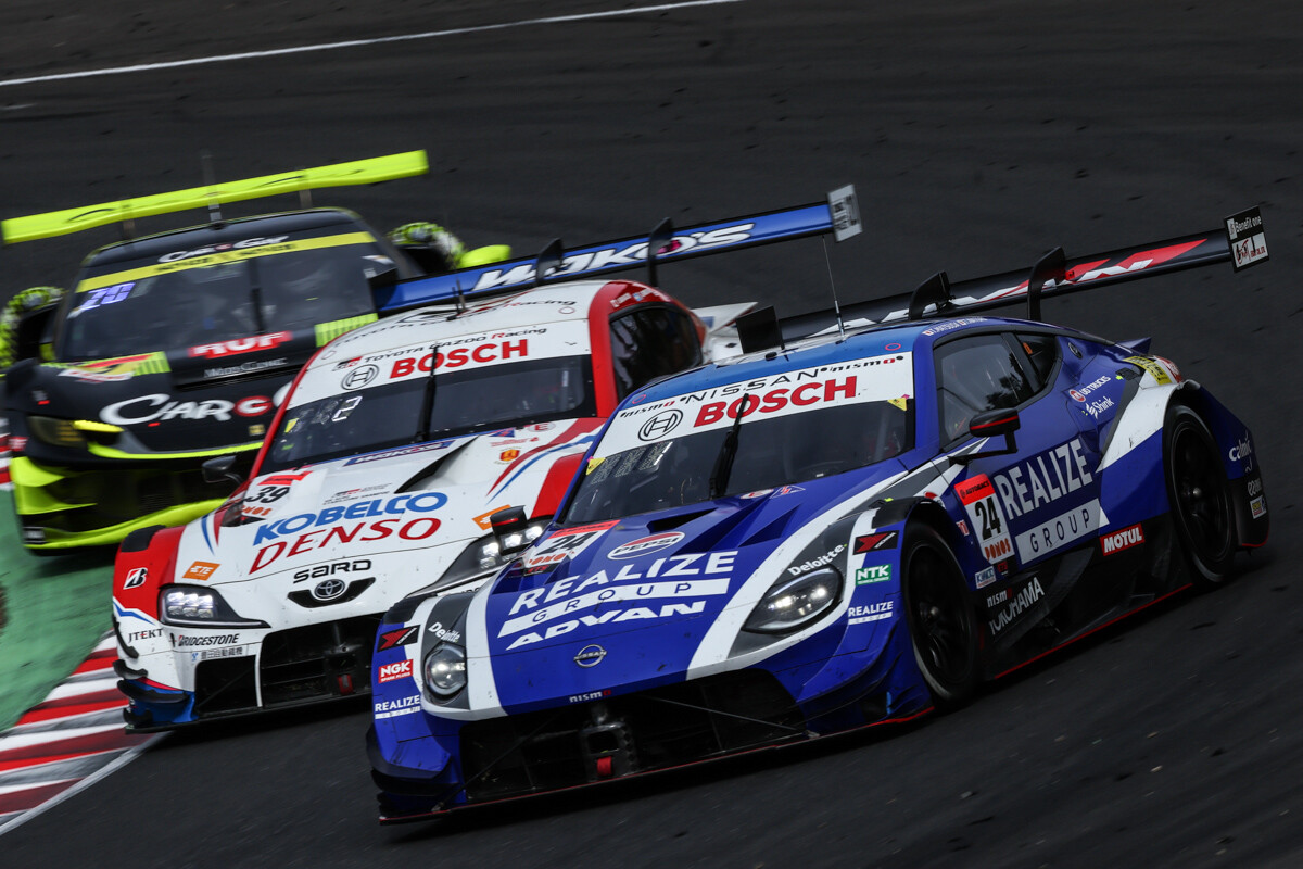 これぞSUPER GT！最終LAPで大逆転！No.24 リアライズコーポレーション ADVAN Z 松田次生／名取鉄平が勝利を飾る