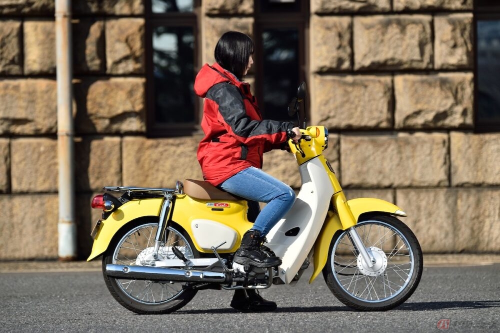 夜道雪のチャレンジバイク道 Tvアニメ スーパーカブ 小熊役の声優 夜道雪さんが ホンダのロングセラーモデル スーパーカブ110 に乗ってみました バイクのニュース 自動車情報サイト 新車 中古車 Carview