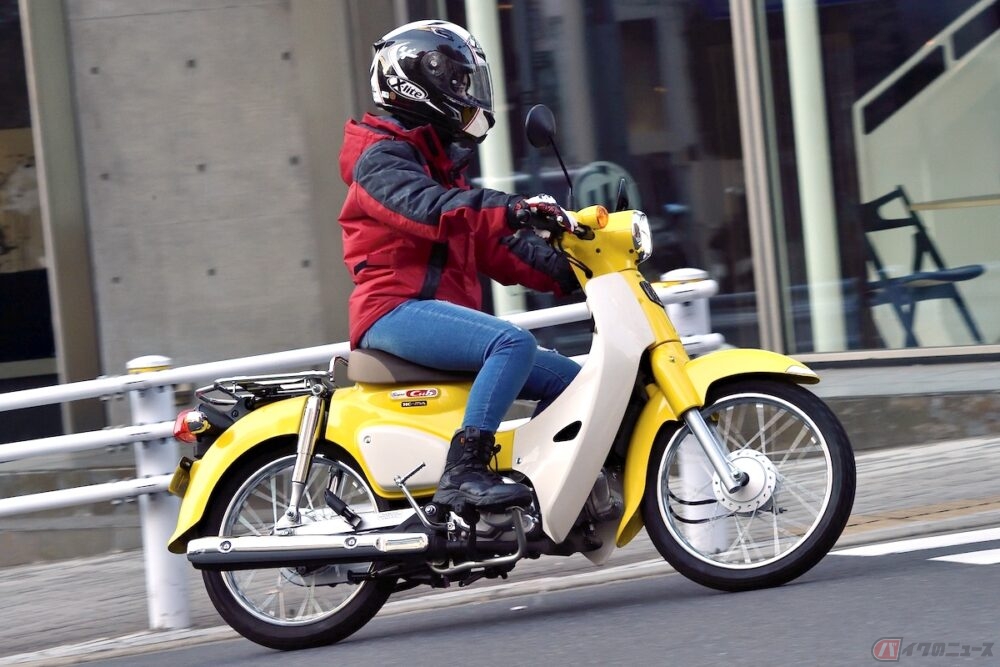 夜道雪のチャレンジバイク道 Tvアニメ スーパーカブ 小熊役の声優 夜道雪さんが ホンダのロングセラーモデル スーパーカブ110 に乗ってみました バイクのニュース 自動車情報サイト 新車 中古車 Carview
