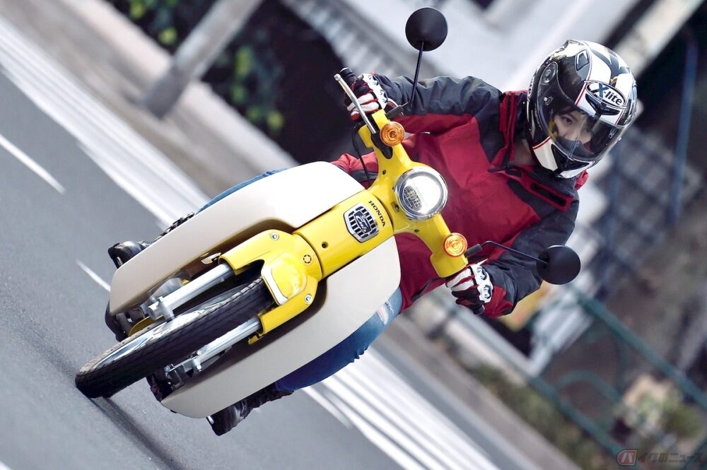 夜道雪のチャレンジバイク道 Tvアニメ スーパーカブ 小熊役の声優 夜道雪さんが ホンダのロングセラーモデル スーパーカブ110 に乗ってみました バイクのニュース 自動車情報サイト 新車 中古車 Carview