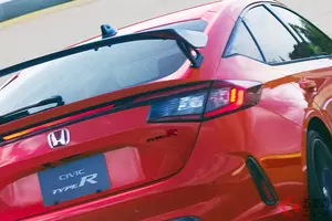 “最大4年待ち”が解消!? ホンダ「シビック タイプR」今なら「ふつうに買える」のか？ 歴代最強のVTECターボ＆6速MT搭載の「FFスポーツカー」販売現場の実情は？