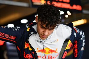 F1デビュー決定のリンドブラッドが今季スプリントレース2勝目。F2デビュー2戦目のツォロフが非凡な走りで3位。宮田莉朋は14位｜FIA F2ヤス・マリーナ スプリントレース