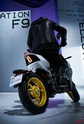 2時間充電で120km走れる！ 軽量スポーティな電動バイク「KYMCO F9」が登場、REVO NEXの姿も