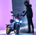 2時間充電で120km走れる！ 軽量スポーティな電動バイク「KYMCO F9」が登場、REVO NEXの姿も