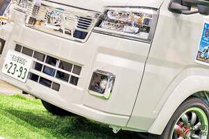 ダイハツ「“2階建て”軽トラ!?」実車公開！ “全長4m以下”で「4人」が寝られる？ “屋根”が違う2つの車中泊モデル「JPSTAR happy1」登場