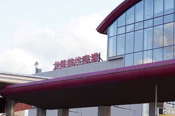 えっ…!? 「爆裂刺激」の空港ラーメンが「1日3往復しかない地方空港」に出現へ “万人受け”する気ゼロの強烈メニューの全貌