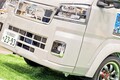 ダイハツ「“2階建て”軽トラ!?」実車公開！ “全長4m以下”で「4人」が寝られる？ “屋根”が違う2つの車中泊モデル「JPSTAR happy1」登場