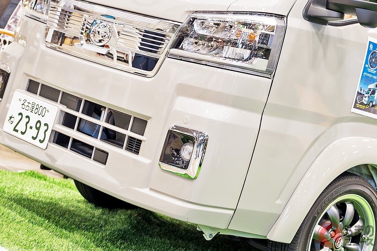 ダイハツ「“2階建て”軽トラ!?」実車公開！ “全長4m以下”で「4人」が寝られる？ “屋根”が違う2つの車中泊モデル「JPSTAR happy1」登場